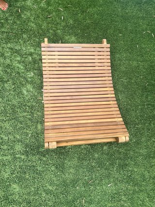 Tumbona de madera curvada