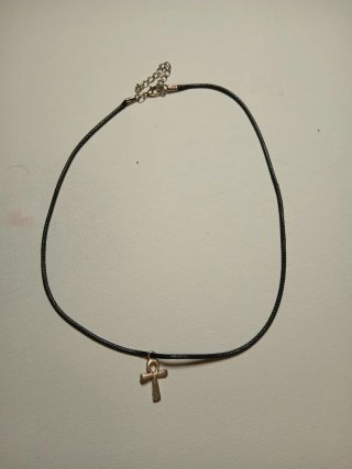 Collar Cruz Embayda Negro Dorado