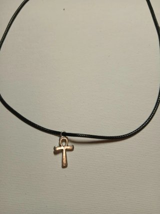 Collar Cruz Embayda Negro Dorado