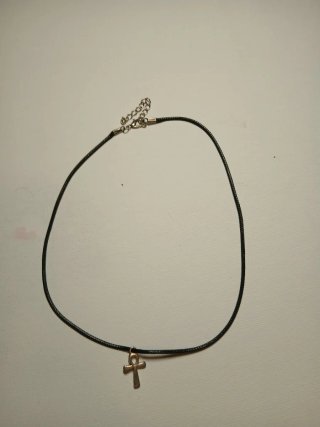 Collar Cruz Embayda Negro Dorado