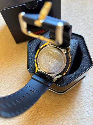 Reloj Deportivo Dorado y Negro Muy Resistente