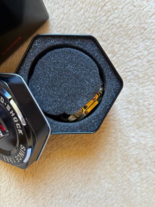 Reloj Deportivo Dorado y Negro Muy Resistente