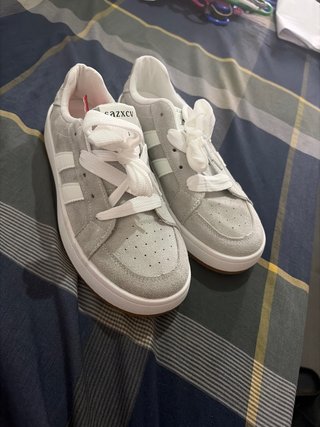 Zapatillas grises y blancas nuevas