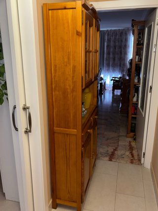 Mueble de roble con vitrina y puertas
