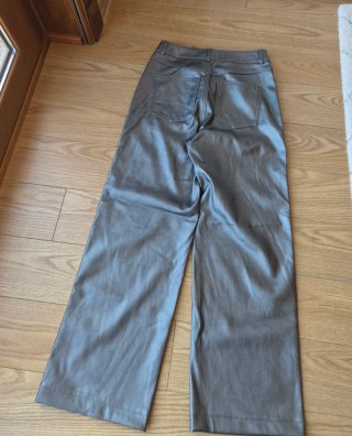 Pantalón efecto piel plateado