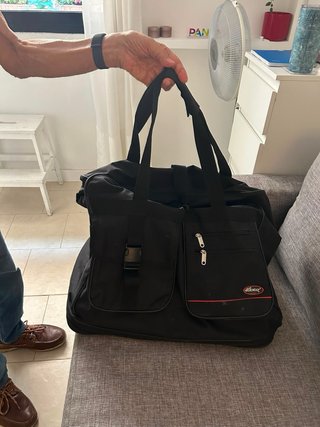 Bolso de viaje negro con ruedas