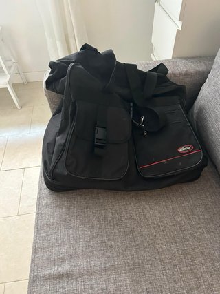Bolso de viaje negro con ruedas