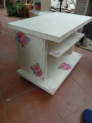 Mesa auxiliar decorada