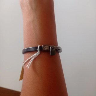 Pulsera artesanal cuero negro y dorado