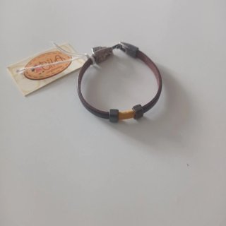 Pulsera artesanal cuero negro y dorado