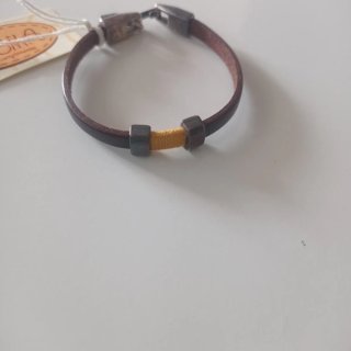 Pulsera artesanal cuero negro y dorado