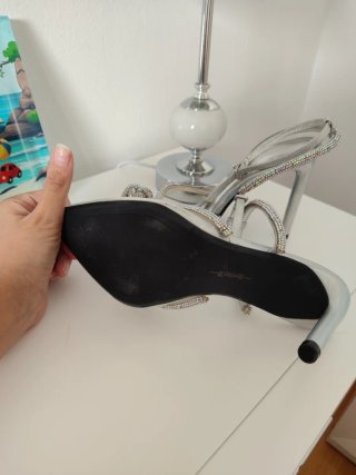 Zapatos de tacón plateados con pedrería