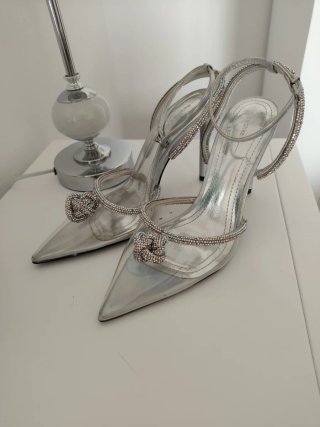 Zapatos de tacón plateados con pedrería