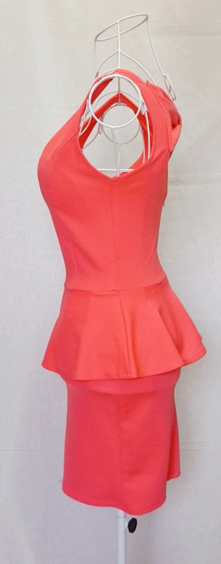 Vestido péplum coral lazo espalda T. S