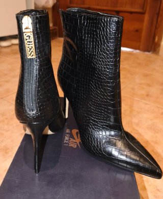 Botas Guess efecto piel de cocodrilo