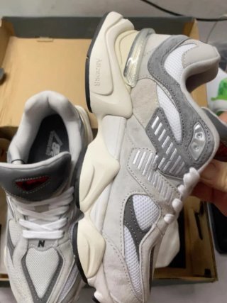 New Balance 9060 Gris/Blanco Talla 43