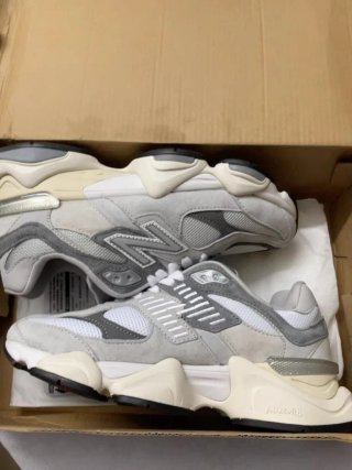 New Balance 9060 Gris/Blanco Talla 43