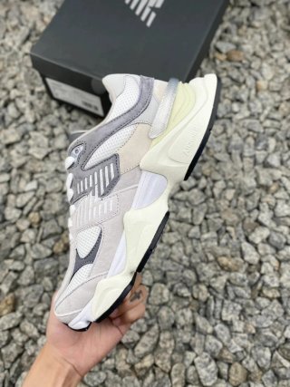 New Balance 45 Gris/Blanco Nuevas Originales