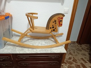 Caballo balancín de madera para niños
