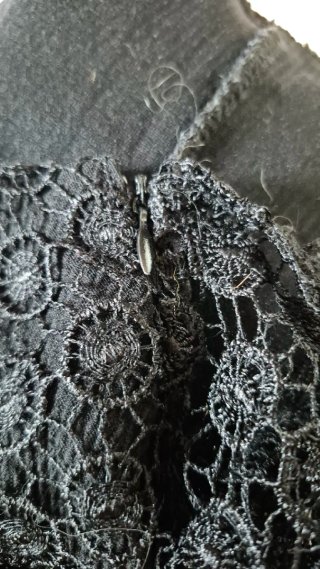 Mono corto negro con encaje Khloefemme