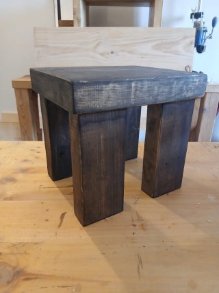 Banqueta de madera rústica oscura