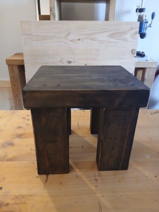 Banqueta de madera rústica oscura