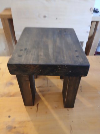 Banqueta de madera rústica oscura