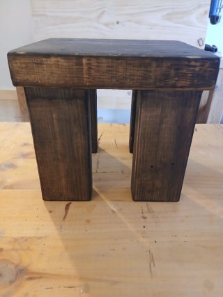 Banqueta de madera rústica oscura