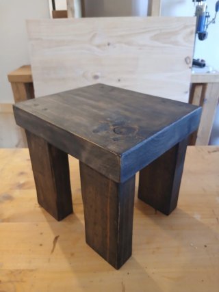 Banqueta de madera rústica oscura