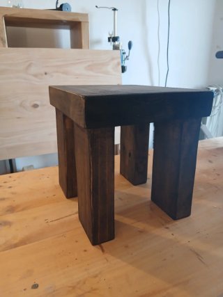 Banqueta de madera rústica oscura