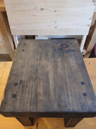 Banqueta de madera rústica oscura