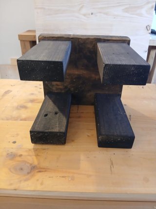 Banqueta de madera rústica oscura