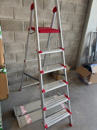 Escalera metálica peldaños anchos
