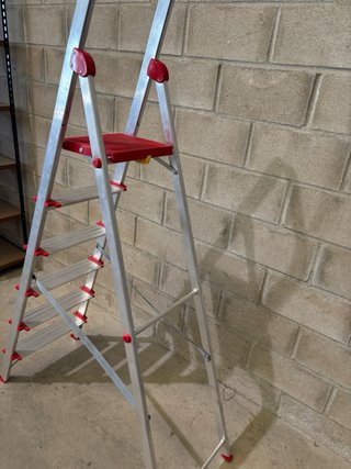 Escalera metálica peldaños anchos