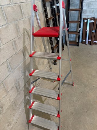 Escalera metálica peldaños anchos