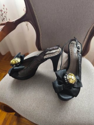 Zapatos negros abiertos con pedrería