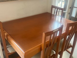 Mesa de comedor de madera con 4 sillas
