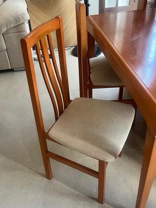 Mesa de comedor de madera con 4 sillas
