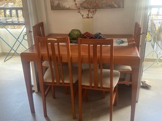 Mesa de comedor de madera con 4 sillas