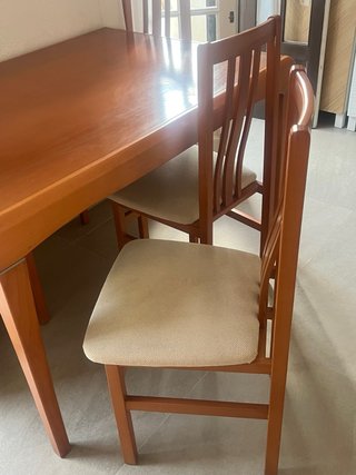 Mesa de comedor de madera con 4 sillas