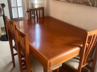 Mesa de comedor de madera con 4 sillas