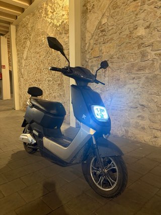 Moto Eléctrica Scooter Negra/Plateada