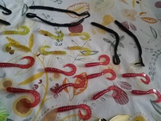 Lote 26 señuelos tipo vinilo y 4 spinnerbait.