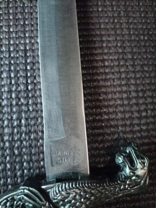 Daga decorativa con cadena