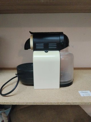 Cafetera Nespresso Beige y Negra