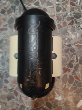 Cafetera Nespresso Beige y Negra
