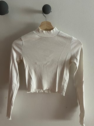 Top blanco cuello alto manga larga