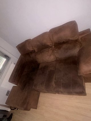 Sofá chaise longue marrón muy cómodo