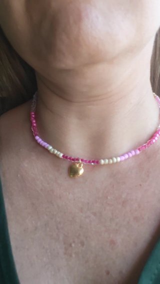 Collar hecho a mano con corazón dorado
