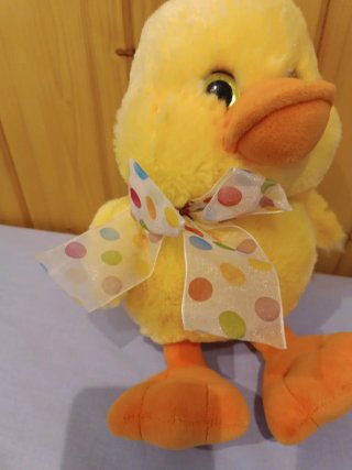Pollito de peluche con lazo de colores